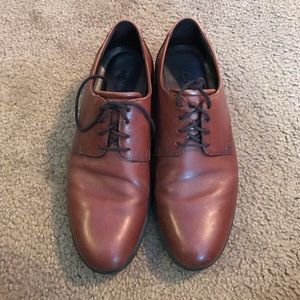 Men’s brown dress shoe